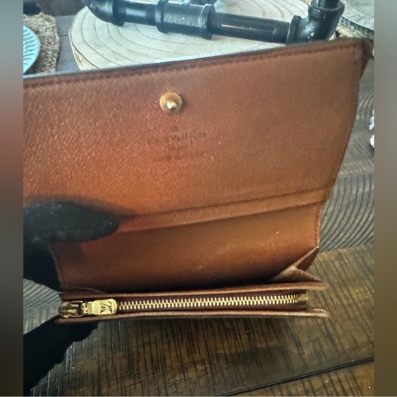 Louis Vuitton Monogram
Porte Monnaie
Billets Tresor Bifold Wallet - Picture 7 of 15